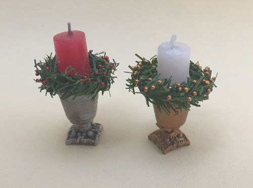 Weihnachtlich dekorierte Stumpenkerze